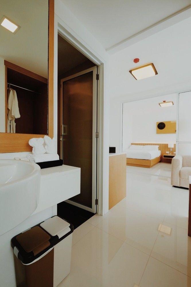 Modern Thai Suites Phuket Bagian luar foto