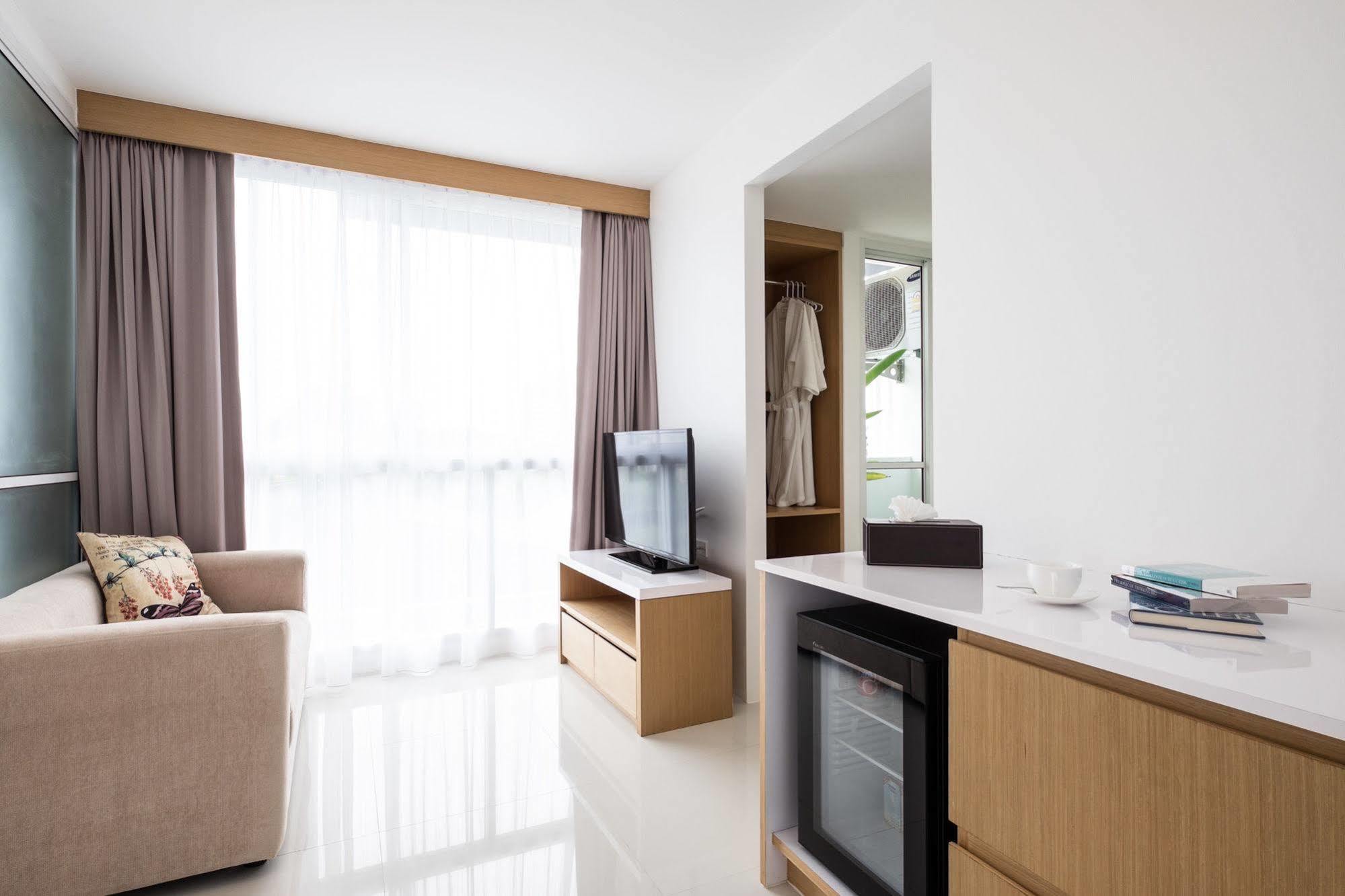 Modern Thai Suites Phuket Bagian luar foto