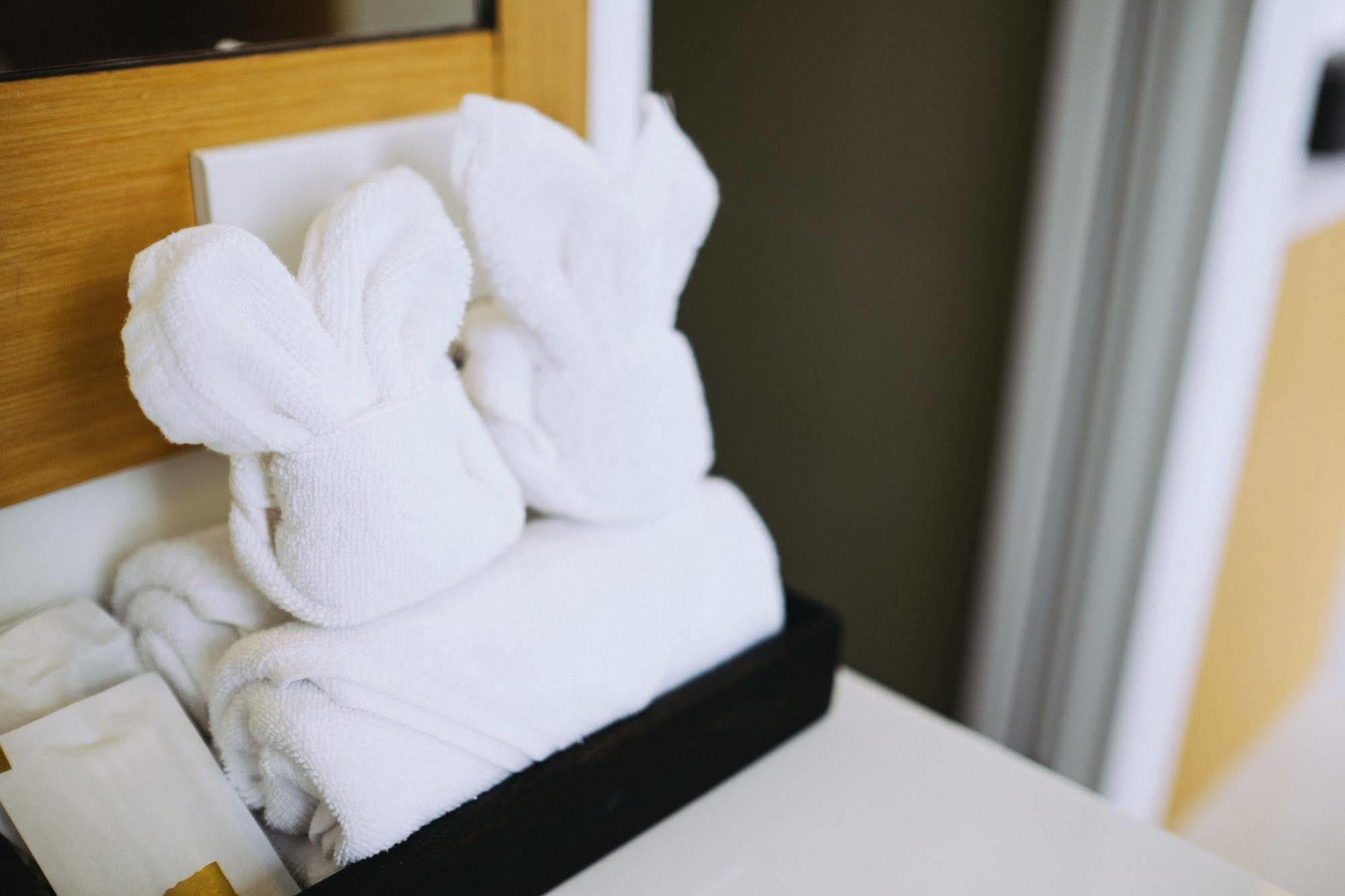 Modern Thai Suites Phuket Bagian luar foto