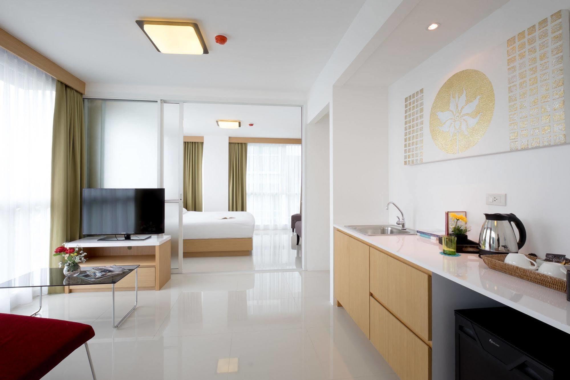 Modern Thai Suites Phuket Bagian luar foto