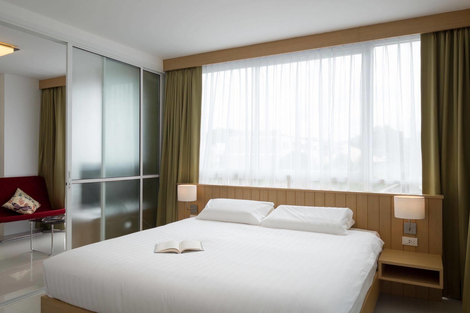 Modern Thai Suites Phuket Bagian luar foto