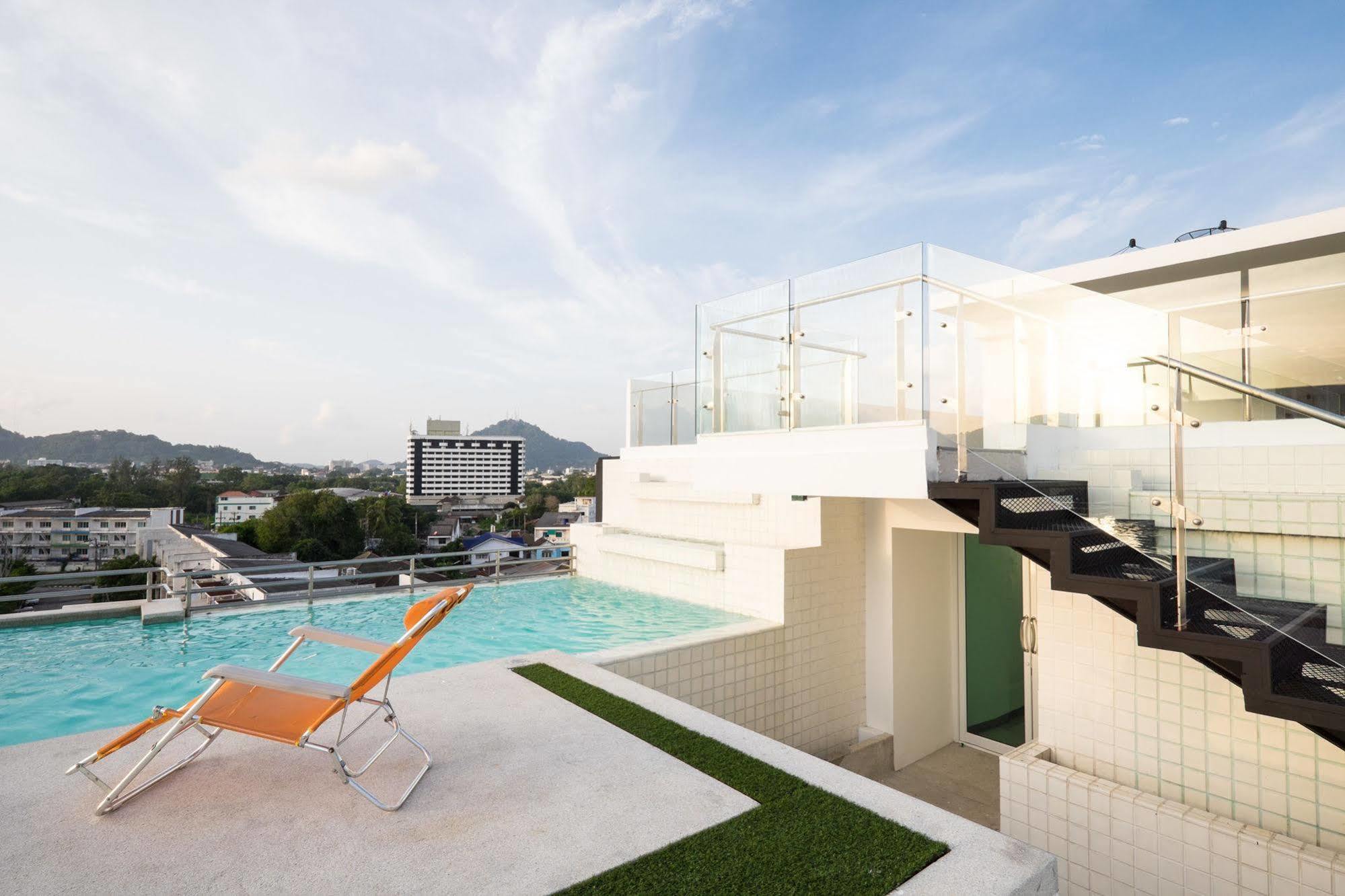 Modern Thai Suites Phuket Bagian luar foto